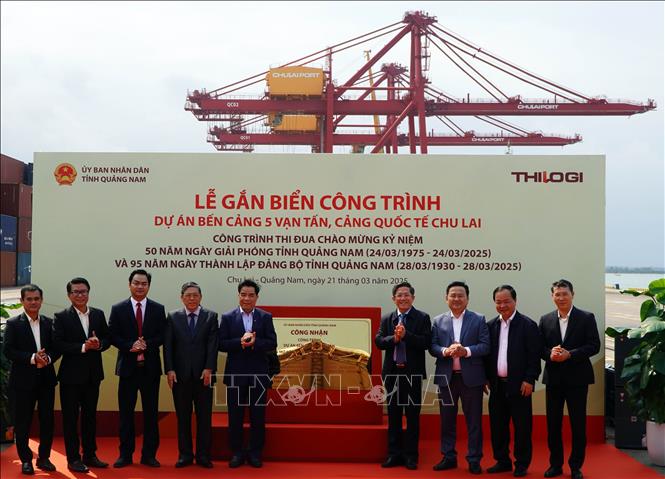 Gắn biển công nhận công trình Bến cảng 5 vạn tấn